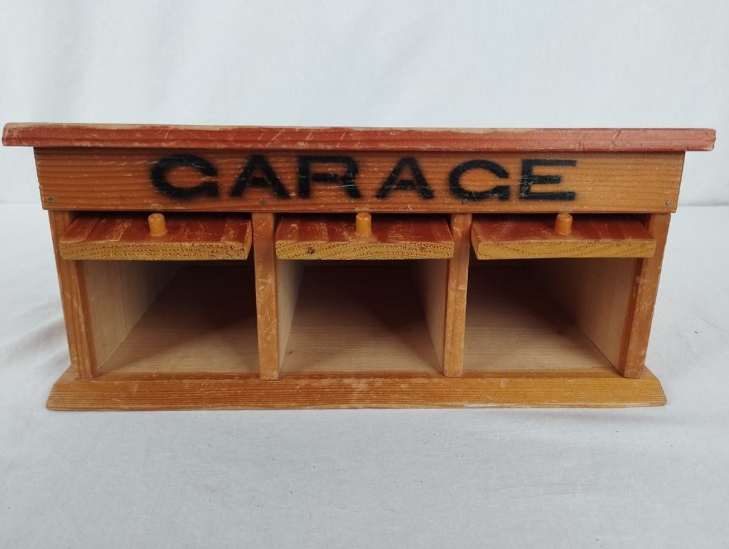Spielzeuge: Antike Holz-Spielzeug-Garage – Gebraucht aus Schübelbach von Restwert_Schubelbach 2