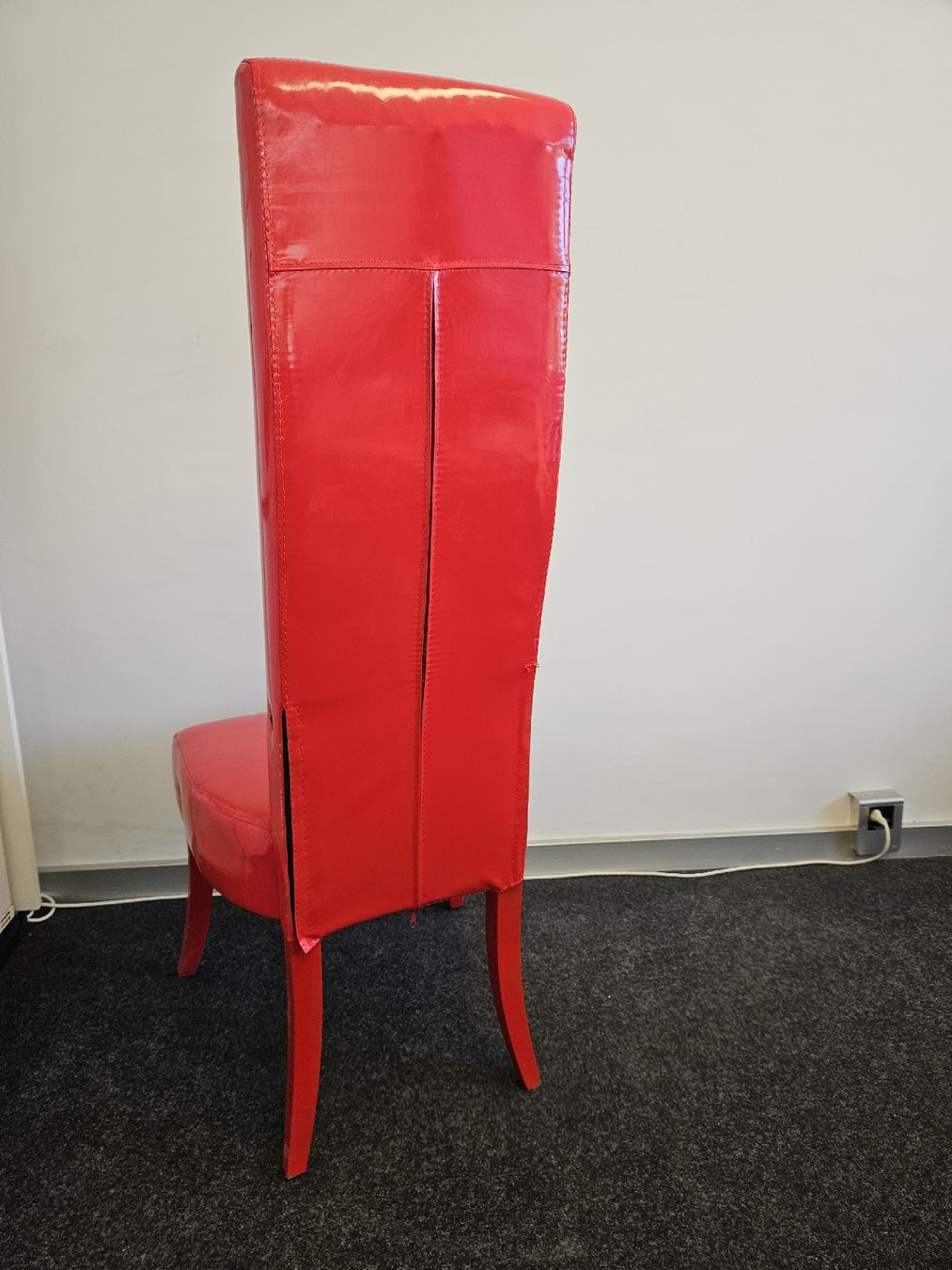 Chaises: Roter Stuhl mit Kunstleder Sitzhoehe 50cm – D'occasion à Winterthur par Dachs28 3