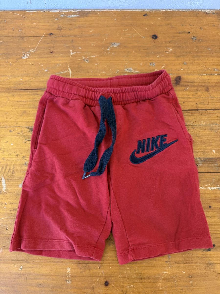 Nike Pantaloni: Nike Kinder-Shorts Rot – Usato da Gurmels venduto da SwissShop21