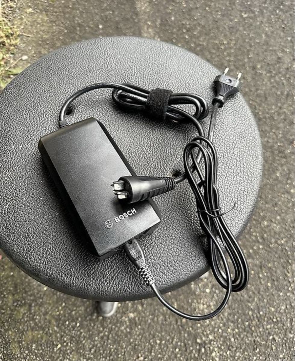 Bosch Caricabatterie: Bosch ladegerät 36v 4A – Usato da Oberentfelden venduto da lam_vj88