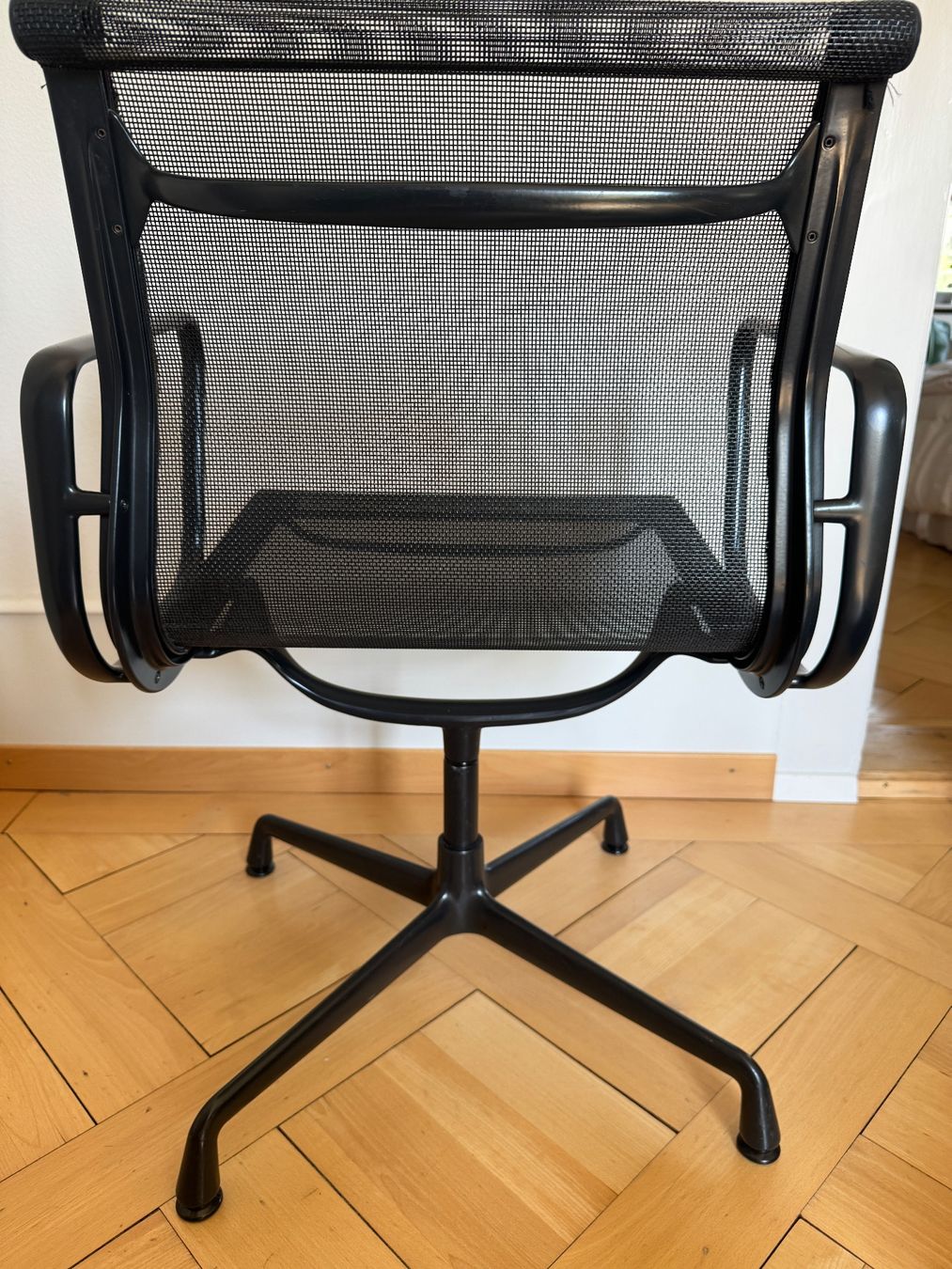Vitra Stühle: Vitra EA103 Dine / Netz nero / Aluminium schwarz – Gebraucht aus Bern von Sonne26Mond 3