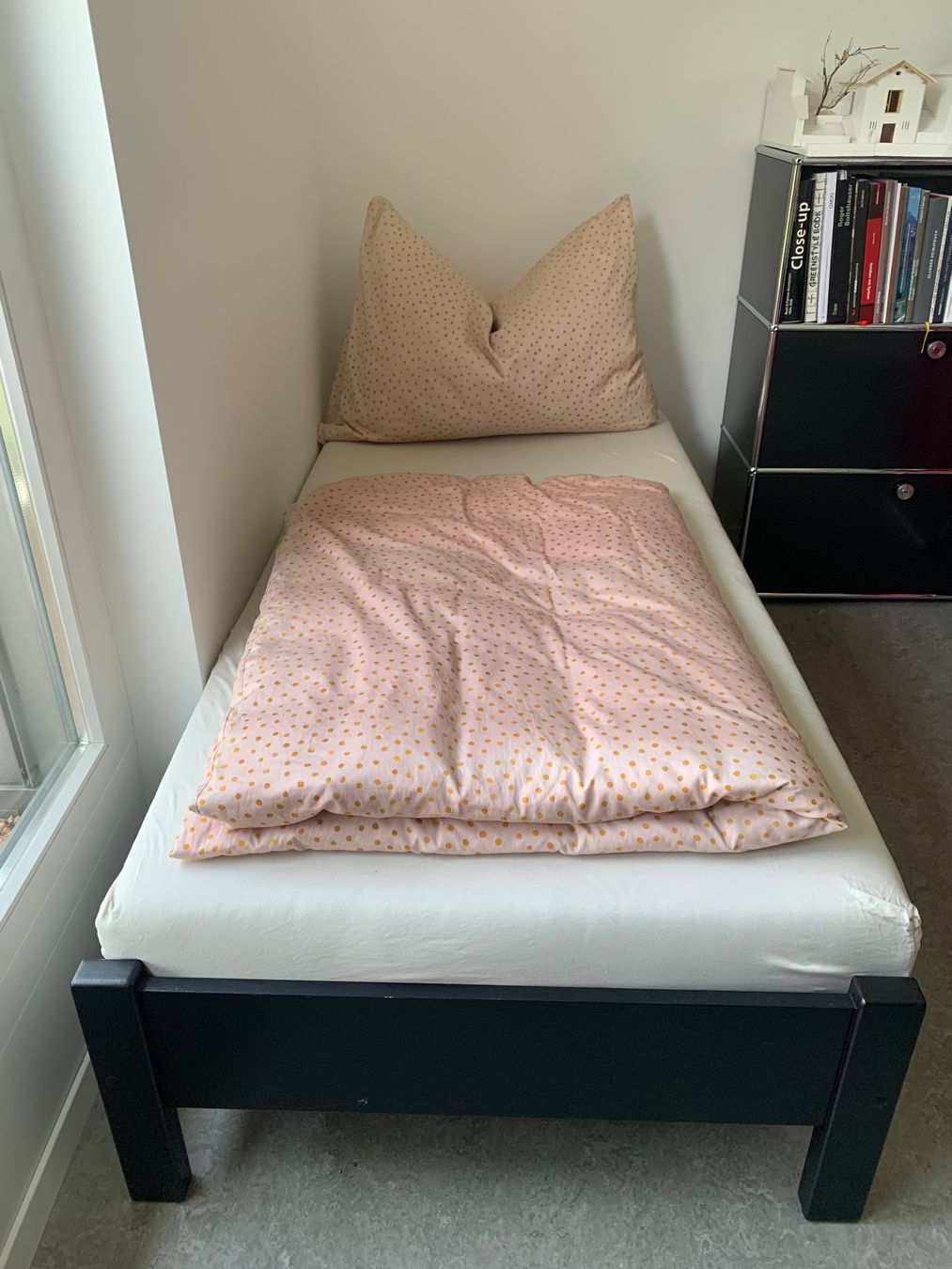 Betten: Holzbett, schwarz - 90x190x40 cm – Gebraucht aus Chur von mango97