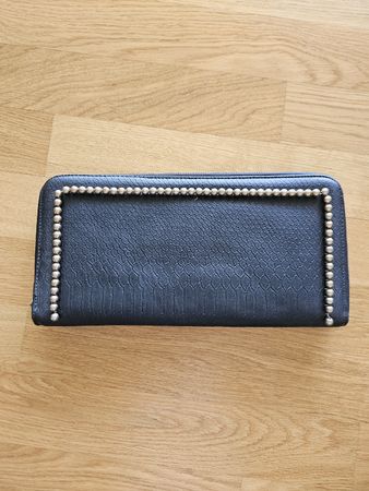 Schwarze Clutch mit Schlangenoptik & Golddetails, Kunstleder
