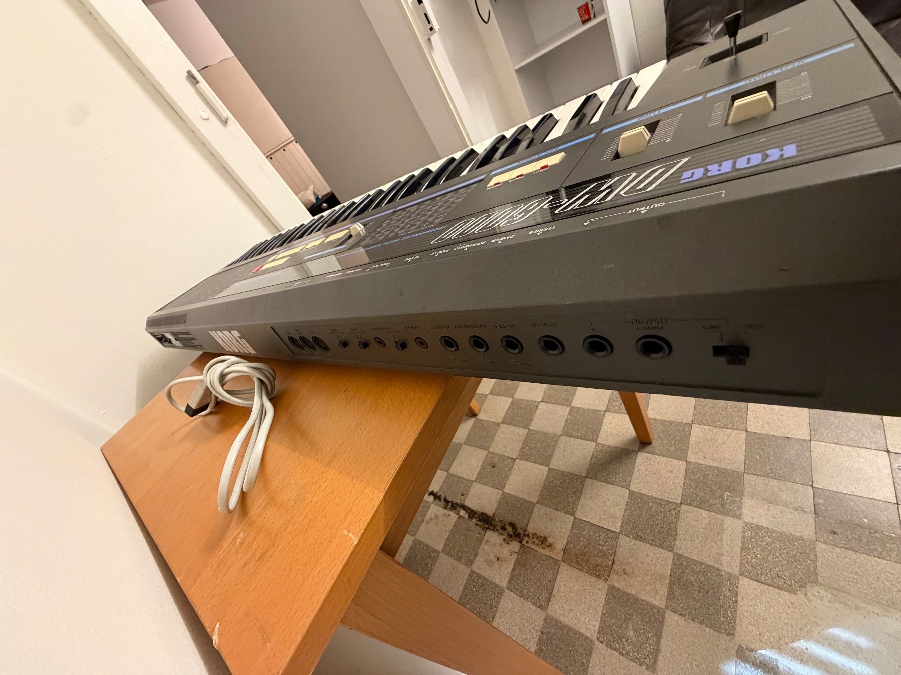 Korg Strumenti musicali: Korg DW-6000 synth – Usato da Biel/Bienne venduto da Benbravo 2