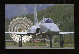 F-5E Tiger II -Landung mit Bremsschirm