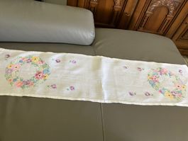 Striscia da tavolo in cotone ricamato fiorato 108x28 cm