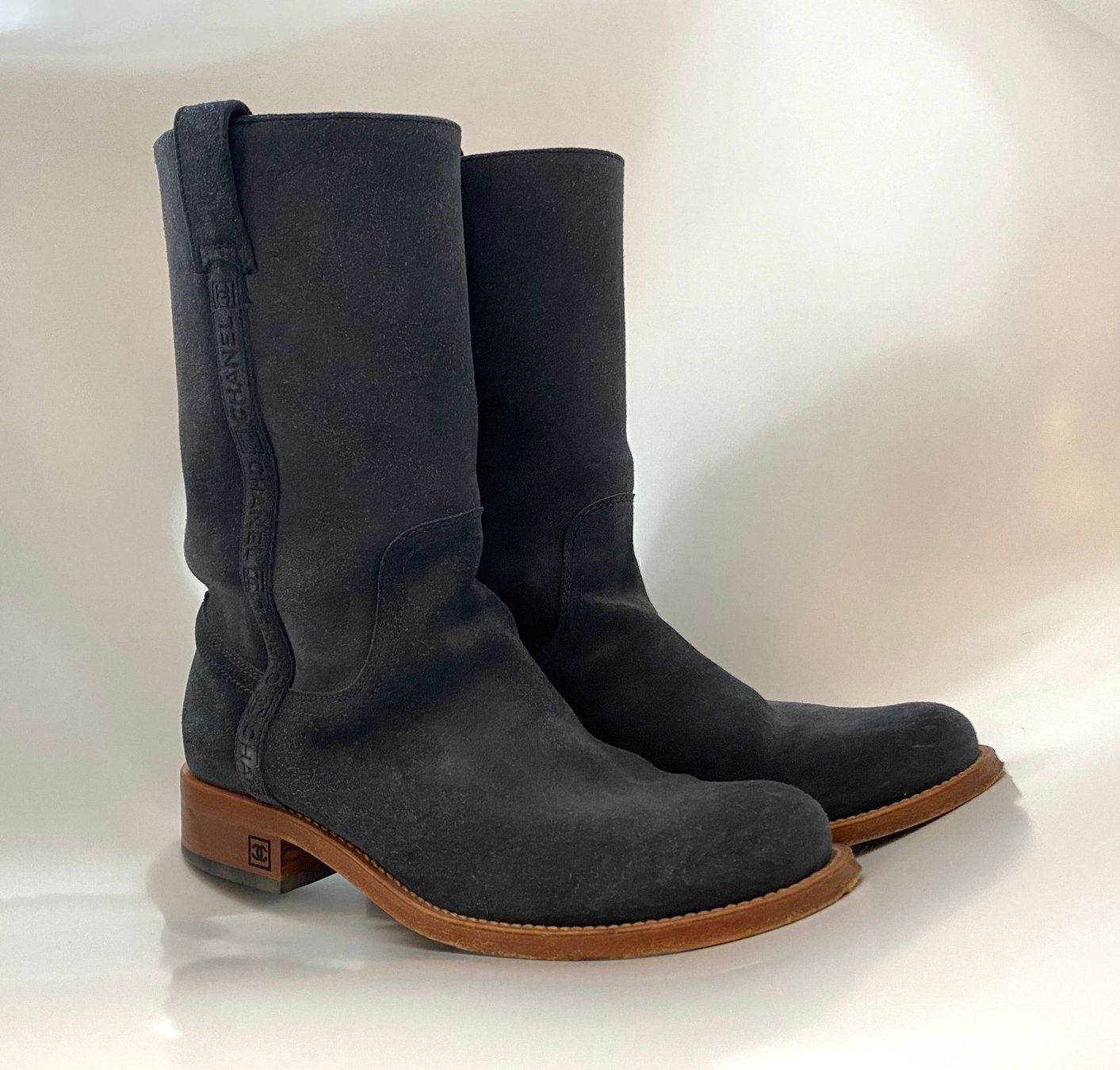 Chanel Scarpe da donna: Bottines en daim bleu foncé CHANEL – Usato da La conversion venduto da Repio