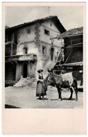Les Haudères, paysanne avec mule, vers 1935