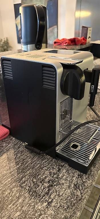 Machines à café & Machines à expresso: Kaffemaschine Nespresso Delonghi – D'occasion à Uster par car_ln89 3