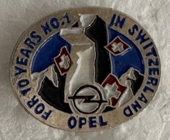 Dies ist ein Opel "For 10 Years No. 1 in Switzerland" Pin