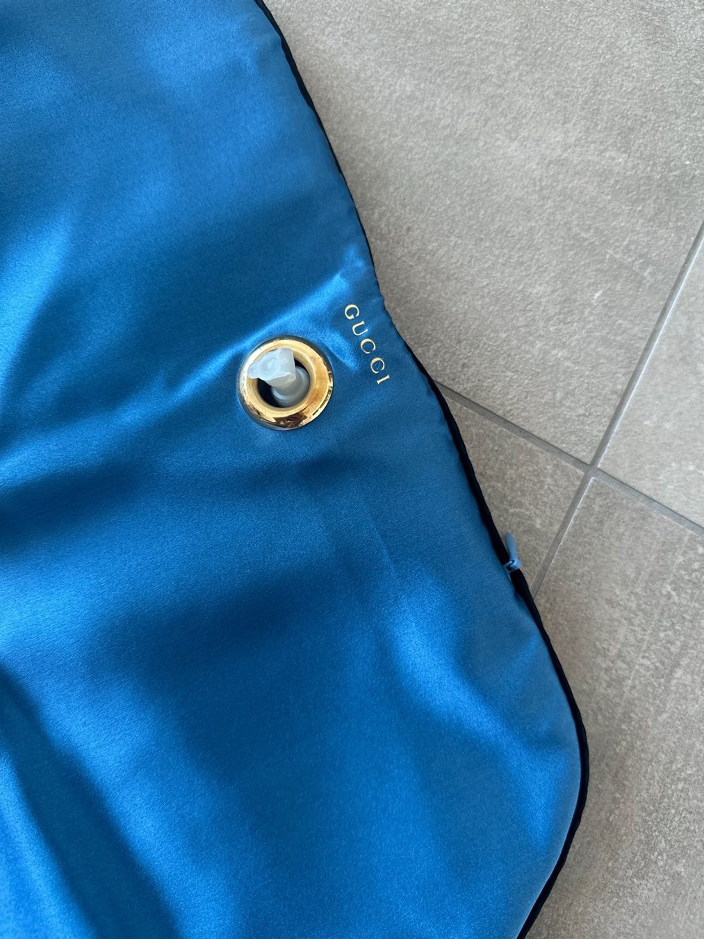 Gucci Cuscini: New inflatable pillow for travel Gucci – Nuovo e nell'imballaggio originale da Lugano venduto da juledo 3