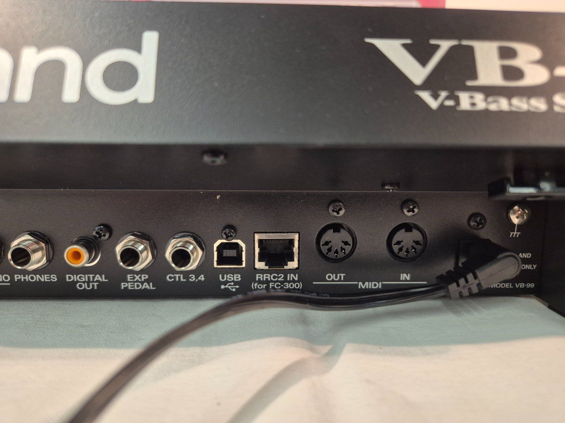 Roland Strumenti musicali: Roland VB-99 Virtual Bass System/Effektgerät – Usato da Zénauva venduto da Alois6 6