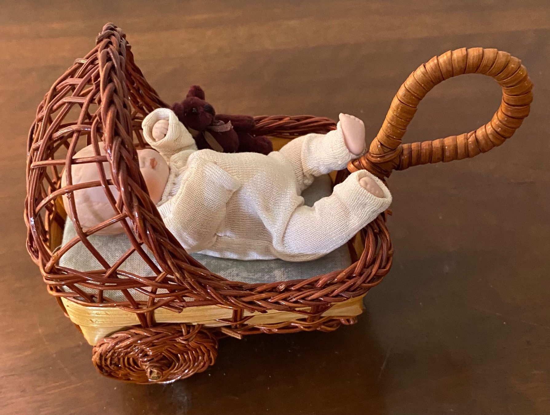 Carrozzine per bambole: Puppe im Kinderwagen mit Teddy aus Korbmöbel – Usato da Zürich venduto da kaegret 2