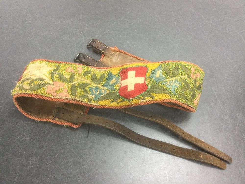 Antiker bestickter Sennengurt mit Scheizer Wappen (Defekt) in Wangen SZ ...
