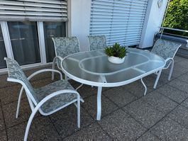 Gartentisch + 4 Stühle von guter Qualität