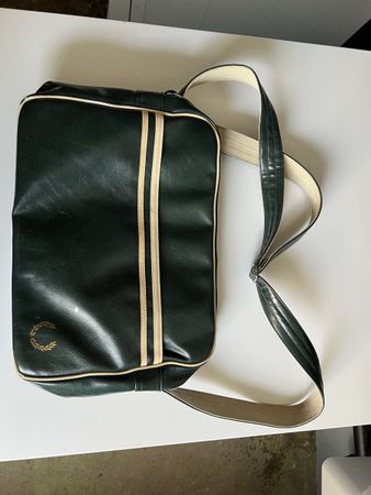 Umhängetasche Fred Perry dunkelgrün beige Streifen gebraucht