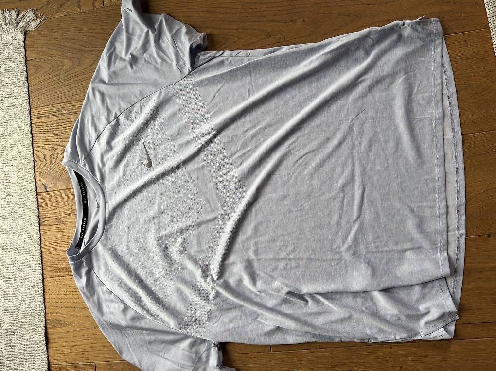 T-shirt: Nike Running Shirt – Usato da Sevgein venduto da jim_tby9