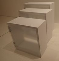 3 petites étagères blanches avec porte translucide