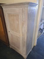 Antiker Schrank aus Holz Zustand gut