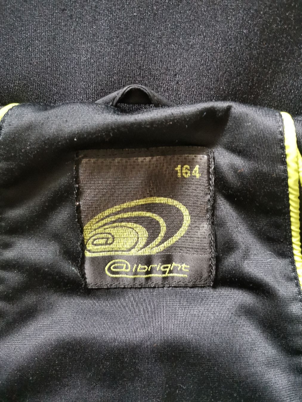 Completi: Ski Jacke mit Skihosen Gr. 164 – Usato da Winterthur venduto da Chinaza 3