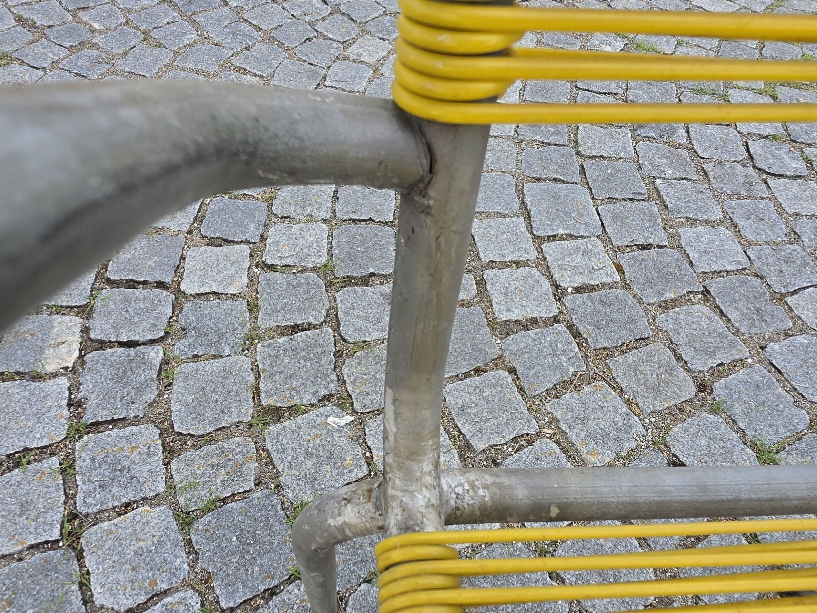 Sedie: Stuhl Metall gelb gebraucht.  – Usato da Mettlen venduto da elios0888 8