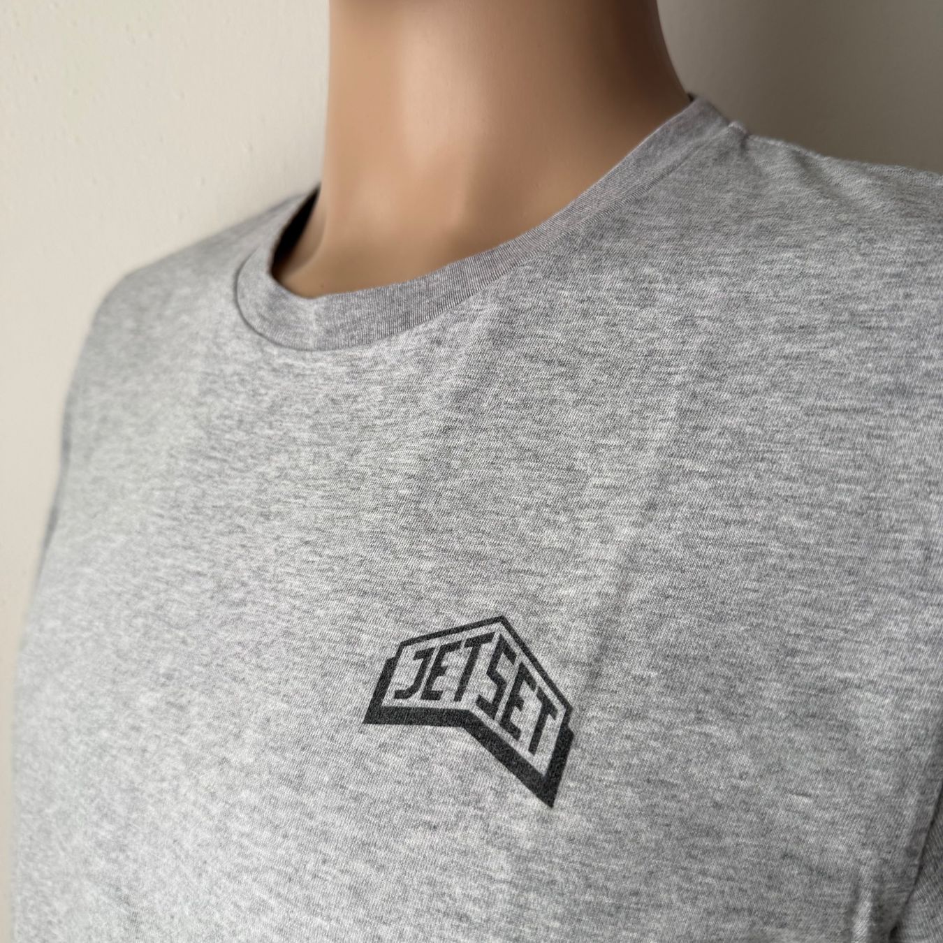 Jet Set T-shirt: hellgraues JET SET T-Shirt 🩶 – Usato da Zürich venduto da ClosetQueen 2