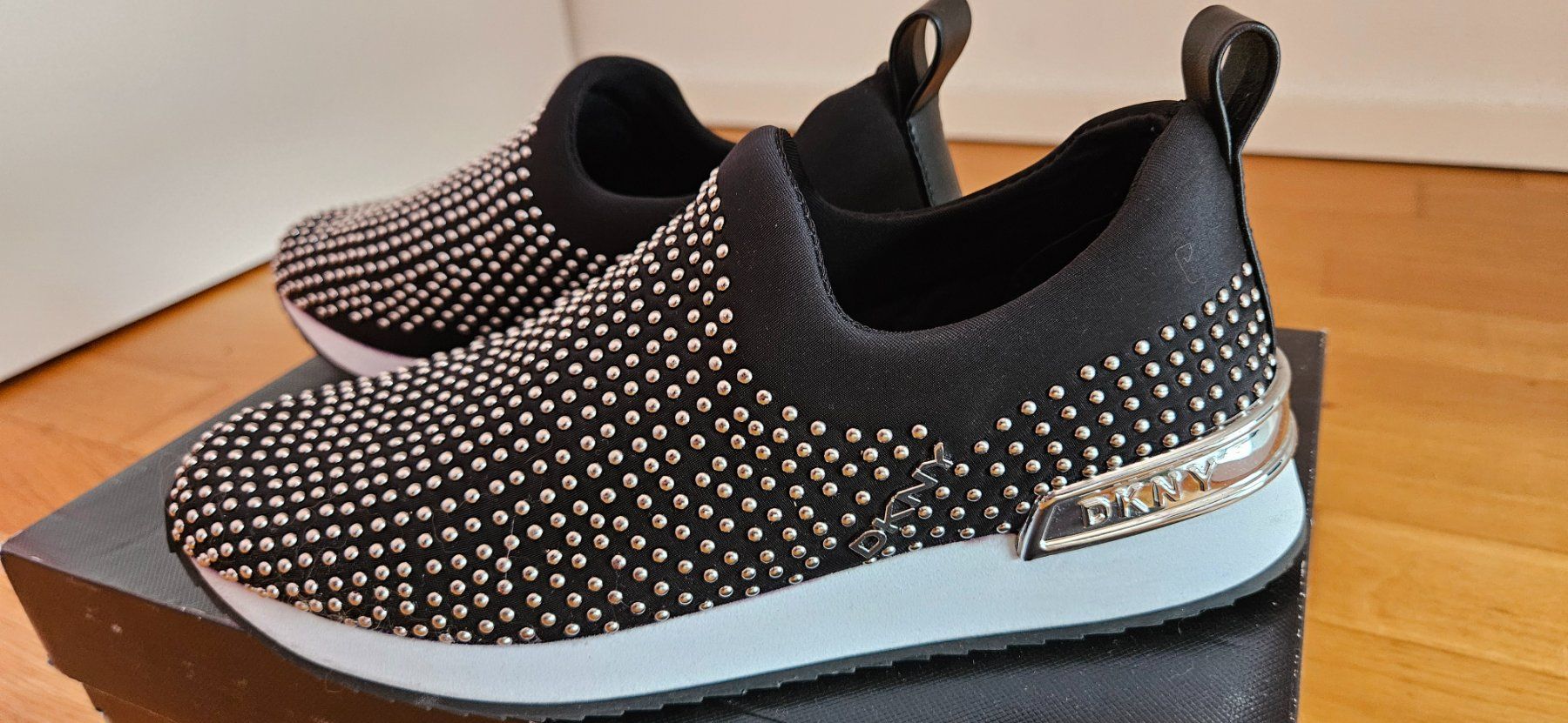 DKNY Scarpe da donna: Sneaker von DKNY Gr. 37 Schwarz, Weiss, Silber – Usato da Zweidlen venduto da Shubli 1