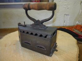 antikes Bügeleisen mit Holzgriff