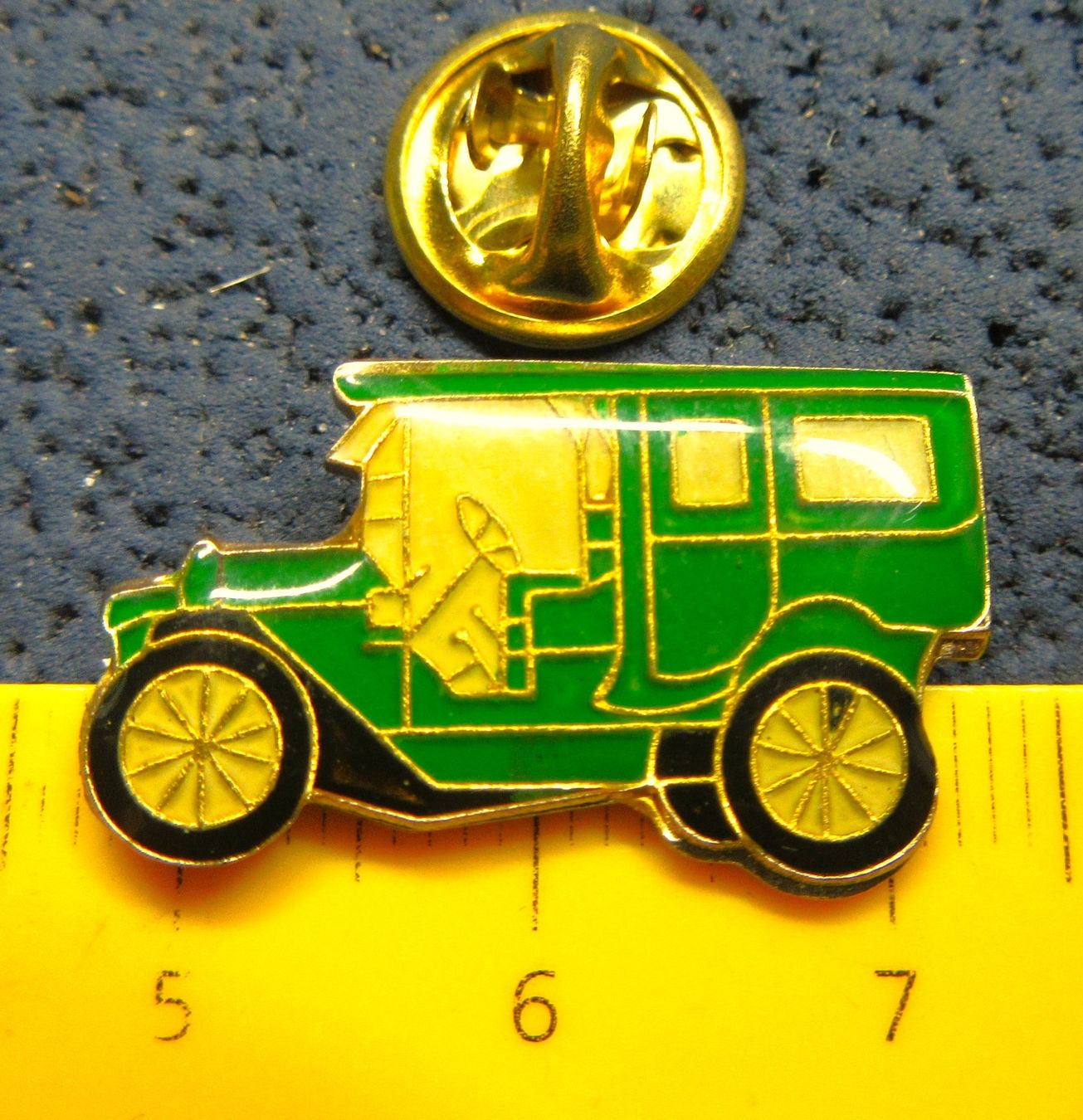 Placchette & Badge: OLDTIMER AUTO PIN GLASIERT – Usato da Ettingen venduto da Hausi4711