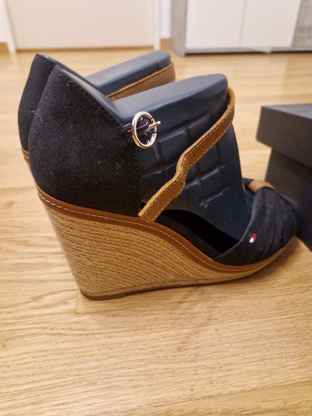 Tommy Hilfiger Scarpe da donna: Sandales compensées Tommy Hilfiger T39 – Nuovo (secondo la descrizione) da Penthaz venduto da Sosotroc 1