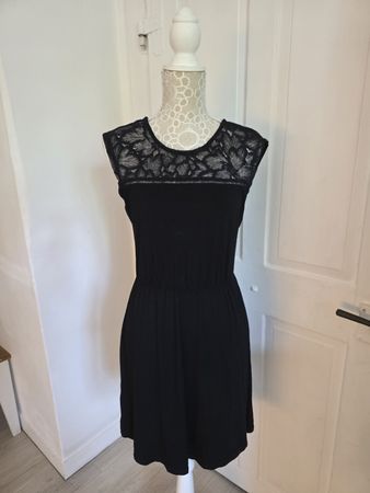 Schwarzes Sommerkleid mit Spitzeneinsatz Gr. 38 neuwertig