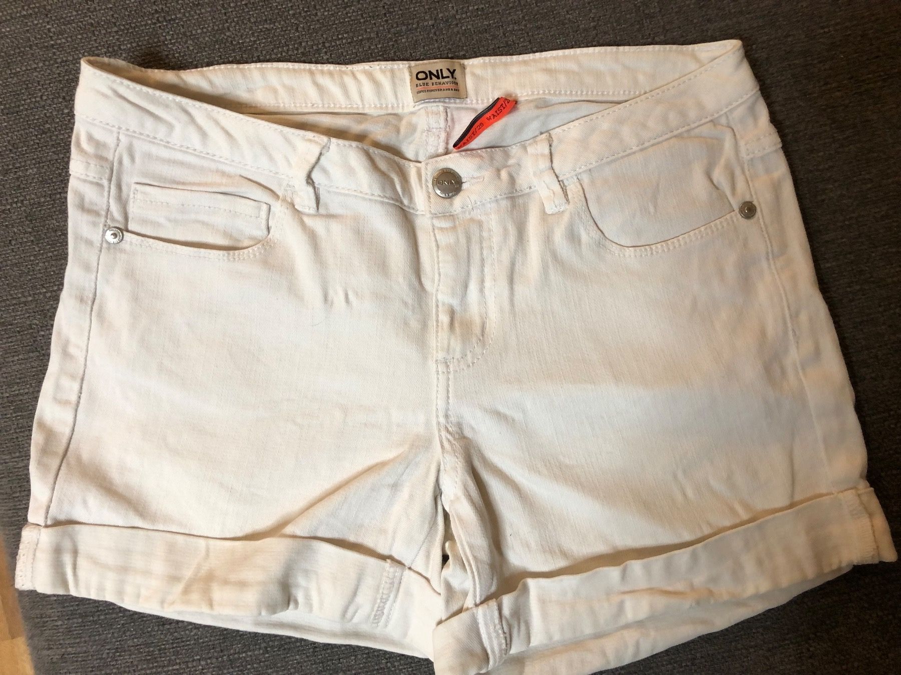 Only Pantaloni: Weiße Sommershort – Usato da Zürich venduto da cha_7n8s