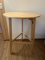 Runder Holztisch mit ablage