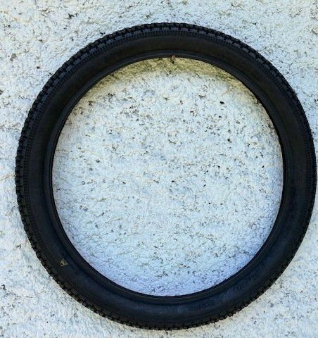 Pneus & Kompletträder: Mopedpneu 23x2.25 – Neu (gemäss Beschreibung) aus Engelberg von