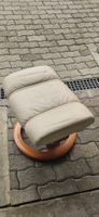 Vintage Fusshocker, Schemel Leder in weiss mit Holzgestell