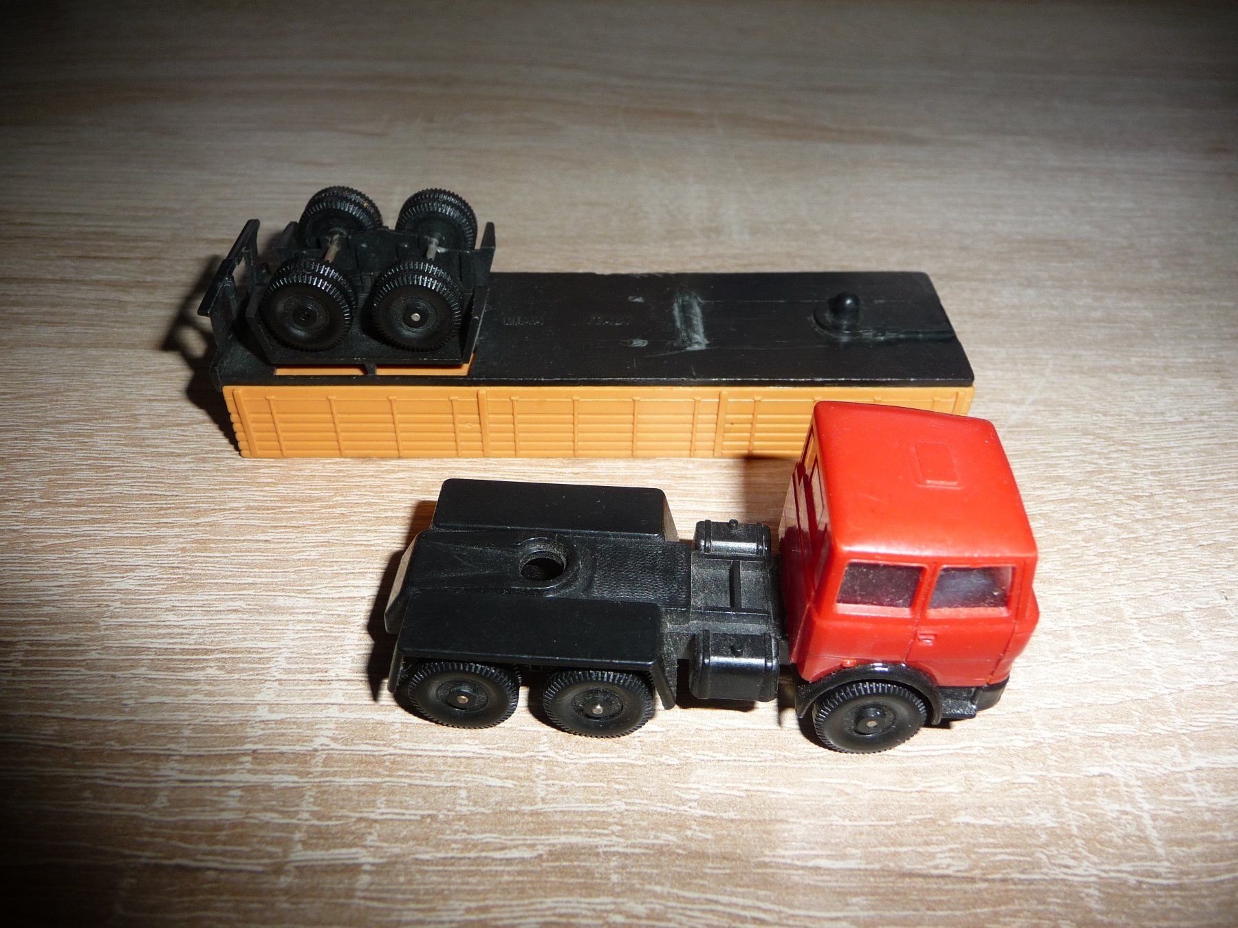 Fiat Modellini d'auto: Lima LKW Rot Satellschlepper 1:87 – Usato da Rapperswil SG venduto da 1035f 2