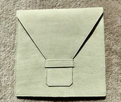 Grande pochette 18x18 en daim Gilbert Albert. Neuve!