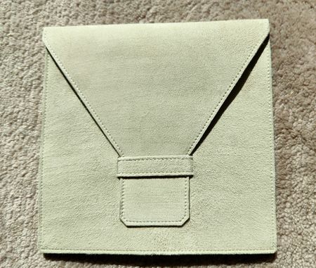 Grande pochette 18x18 en daim Gilbert Albert. Neuve!