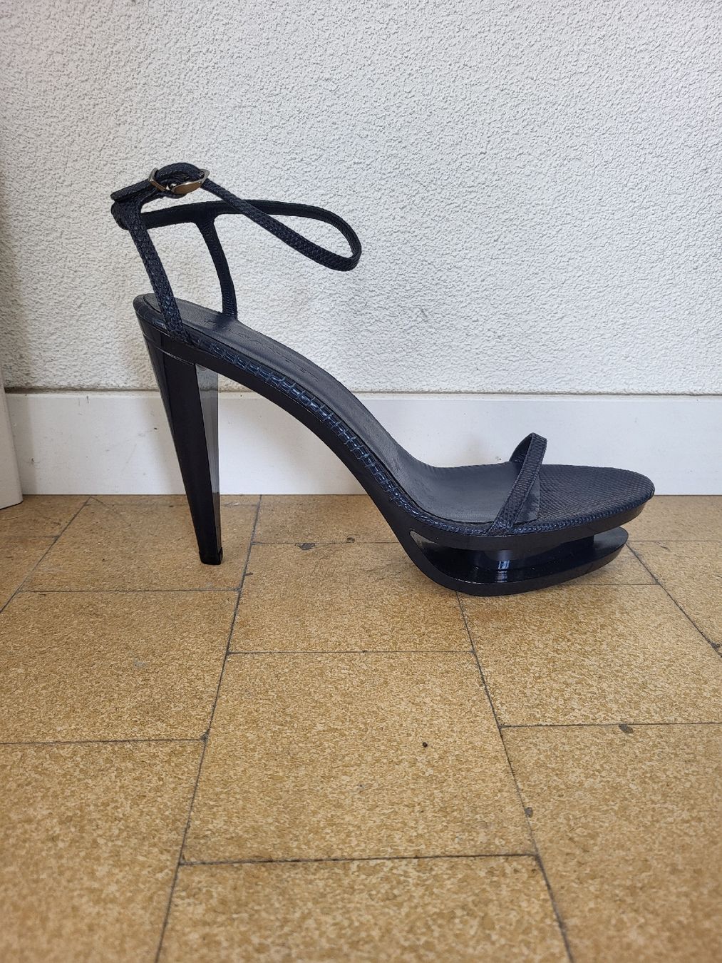 Jil Sander Scarpe da donna: Jil Sander Damen-Plateausandalen mit Absatz – Nuovo (secondo la descrizione) da Zweisimmen venduto da Adorable
