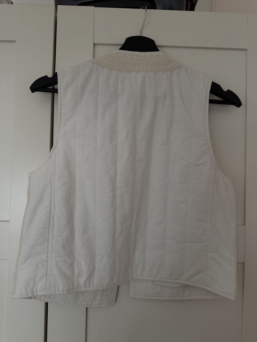 Zara Gilets & Westen: Zara Sleeveless Vest White Embroidered Pattern – Gebraucht aus Zürich von ker_d7gj 1