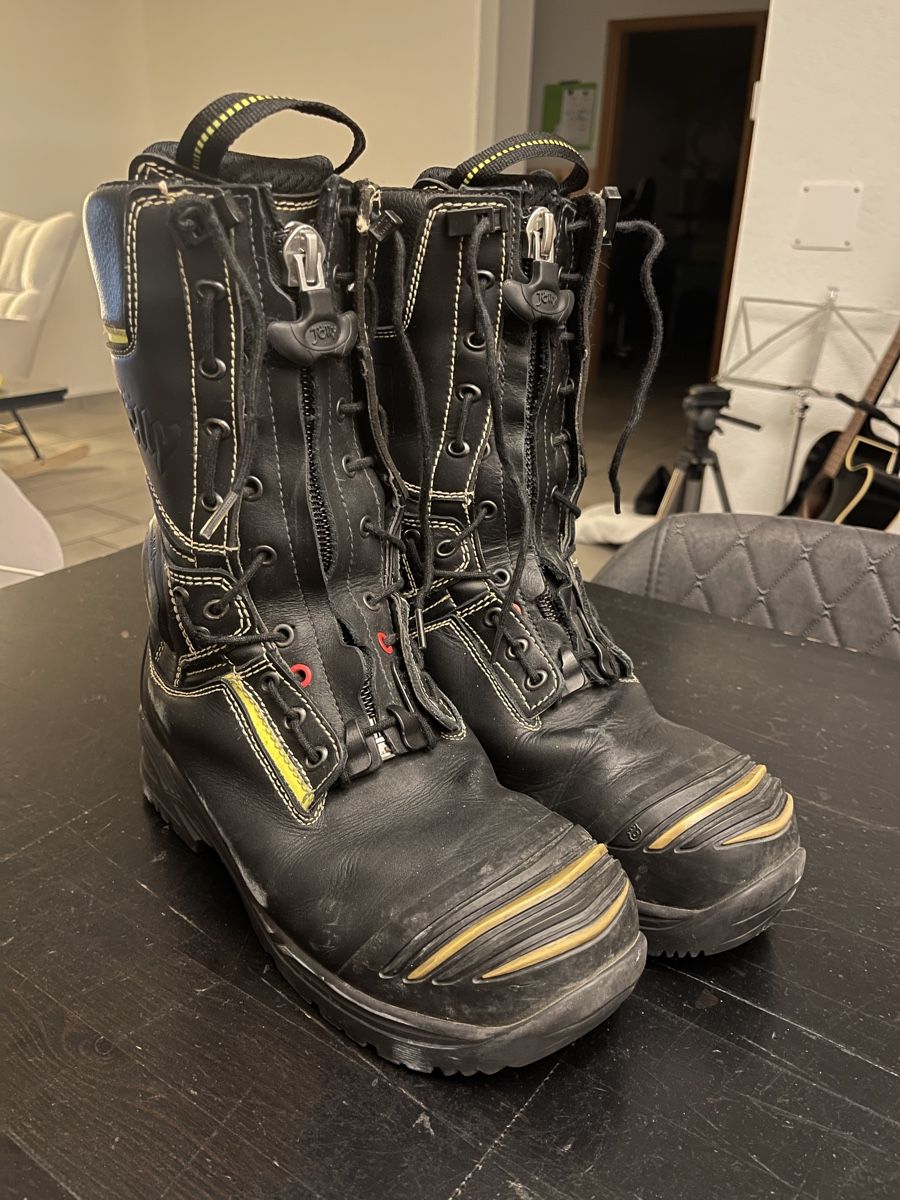 Scarpe da uomo: Jolly Feuerwehrstiefel Gr. 40 – Usato da Unterseen venduto da Leopuston