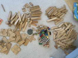 Brio Holzeisenbahn Set mit Schienen und Zügen gebraucht