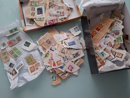 Halbe Schuhschachtel gefüllt mit Deutschlandmarken.