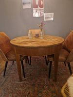 Schöner alter runder Holztisch