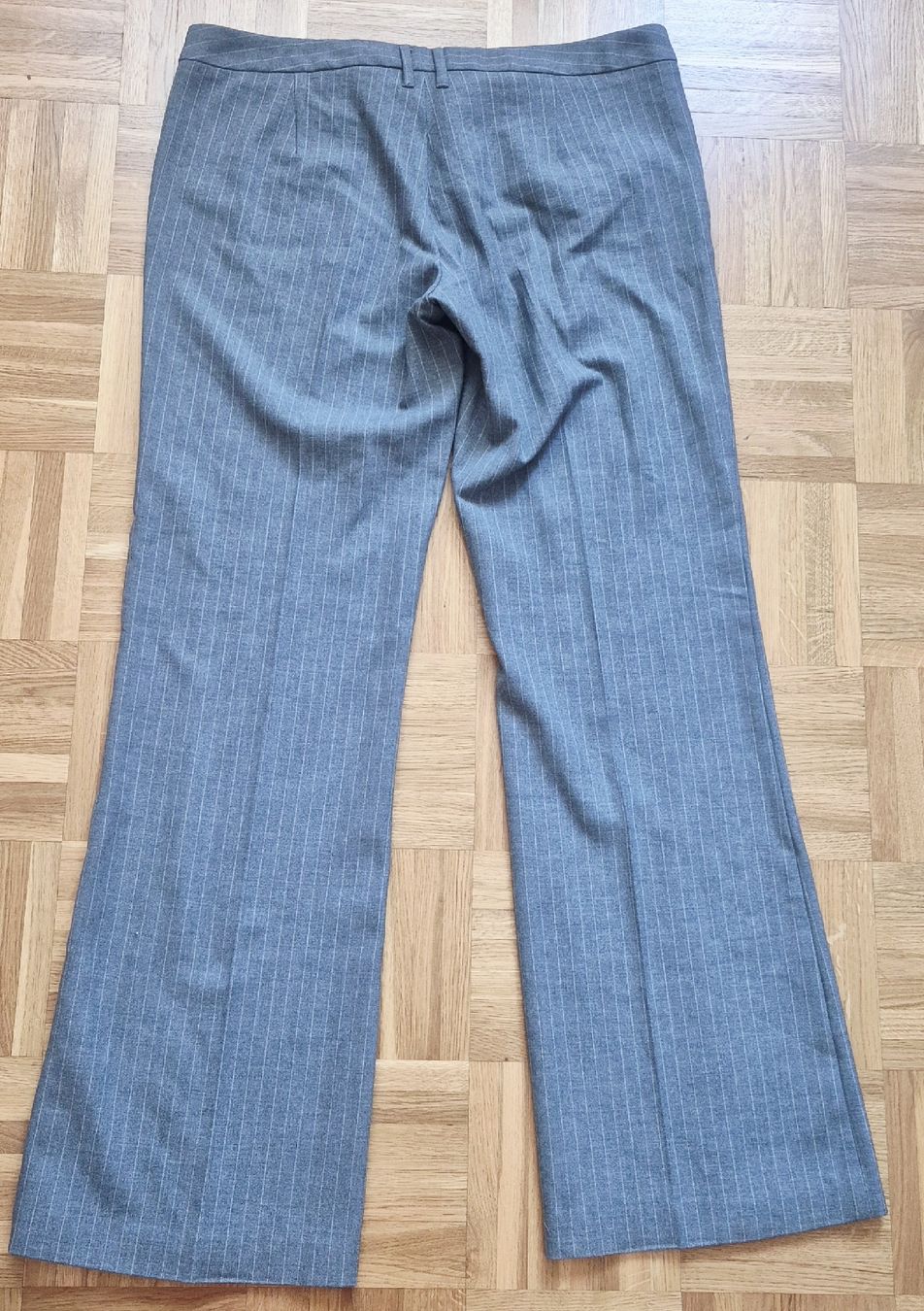 Benetton Hosen: Pantalon BENETTON rayé gris élégant - Taille 44 – Neu (gemäss Beschreibung) aus Le Locle von Arya4 4