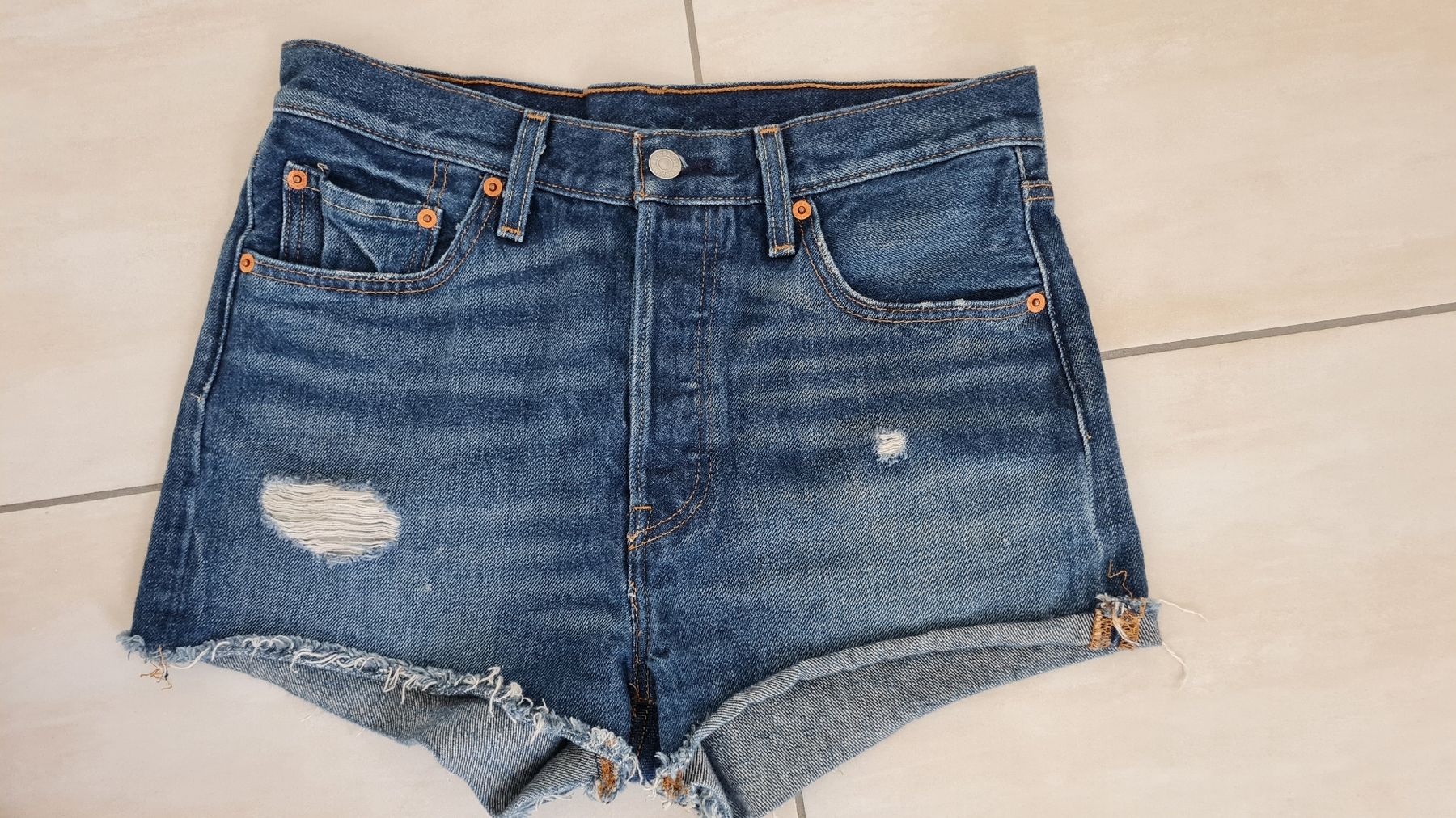 Levi's Jeans: Short jean Levi's 501 taille 28 – Gebraucht aus Payerne von wardi11