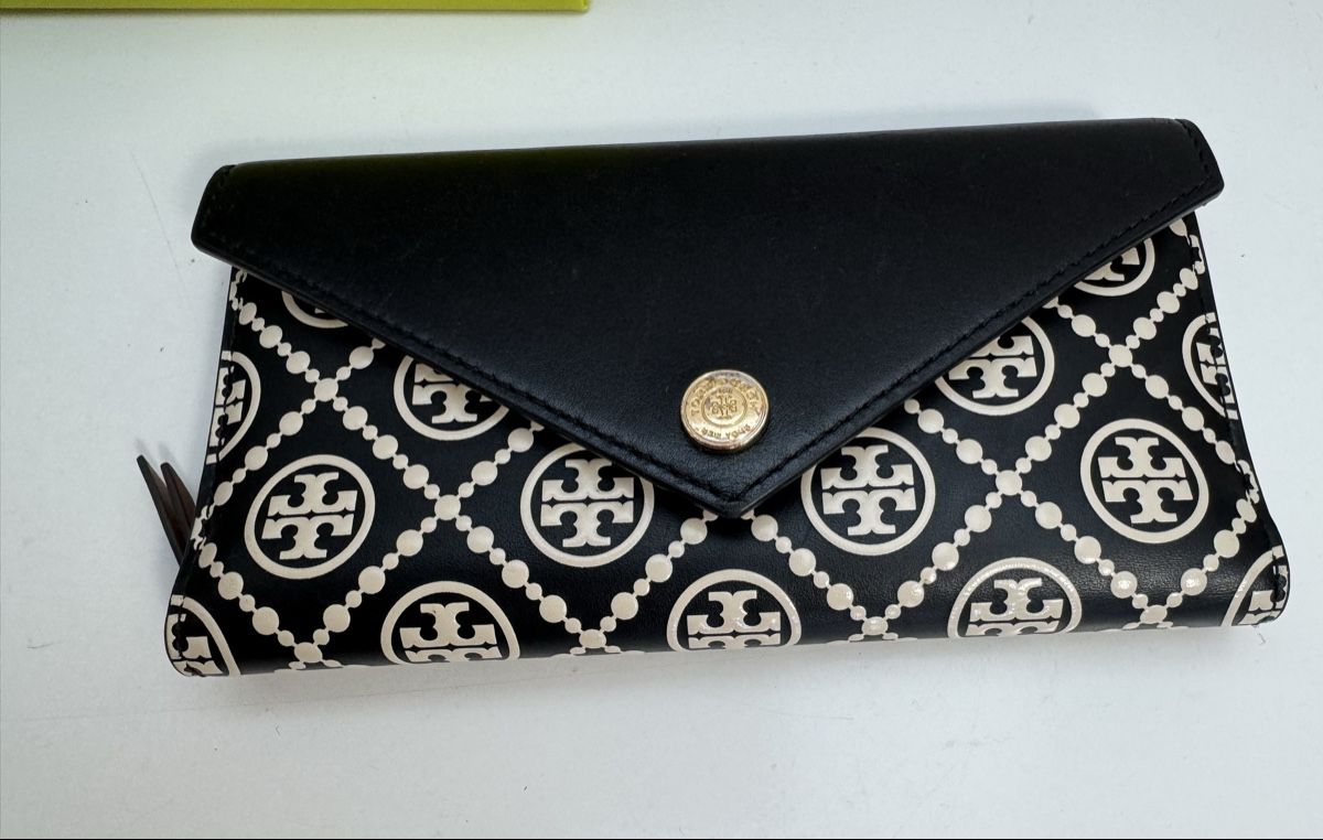 Tory Burch Portemonnaie: T MONOGRAM CONTRAST EMBOSSED ENVELOPE WALLET – Gebraucht aus Hurden von rac_wyf8
