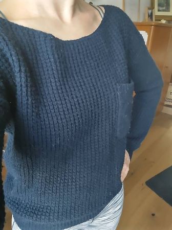 Dunkelblauer weicher Wollpullover