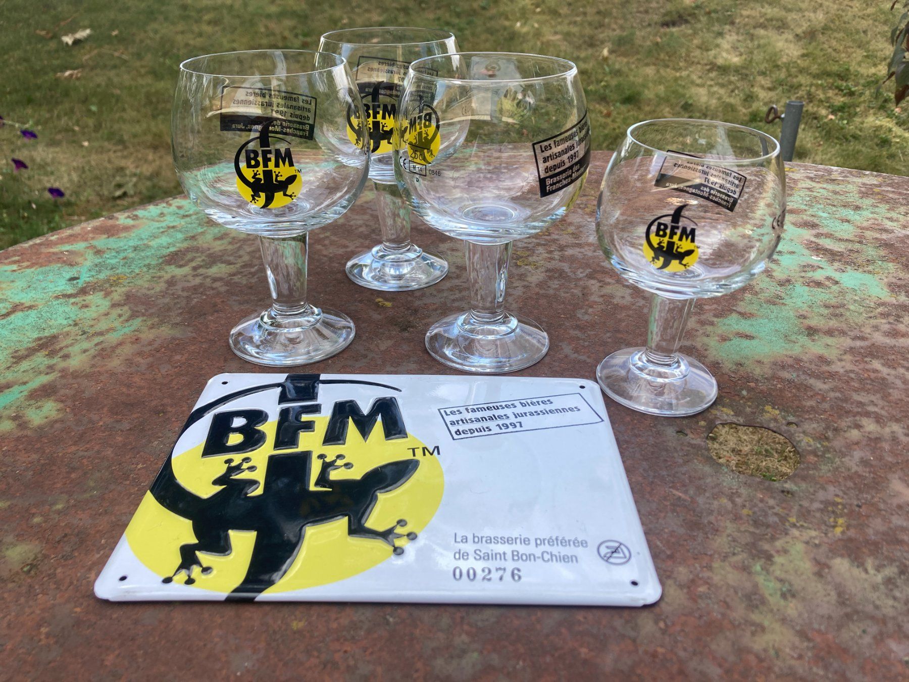 Bicchieri: BFM Biergläser / BFM Metallschild – Usato da Schliern b. Köniz venduto da Hensai