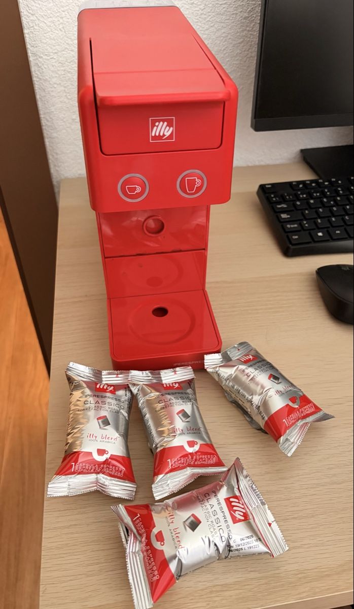 Illy Macchine per caffè & Macchine per espresso: Machine à café à capsules illy rouge. – Usato da Crans VS venduto da yor_n5h8